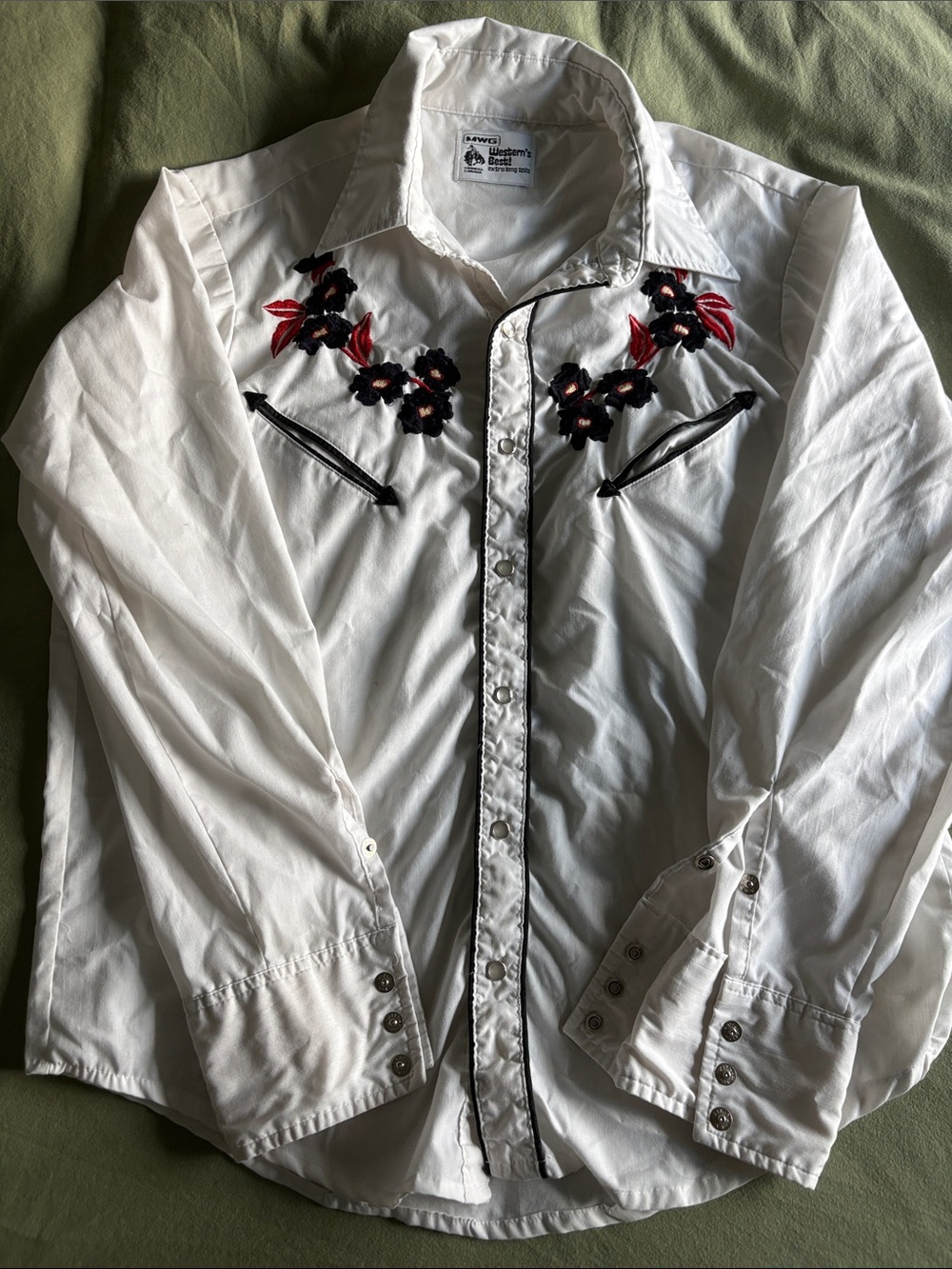 Vintage MWG Western Best! Western Snap Shirt with Black & Red Floral Embroidery